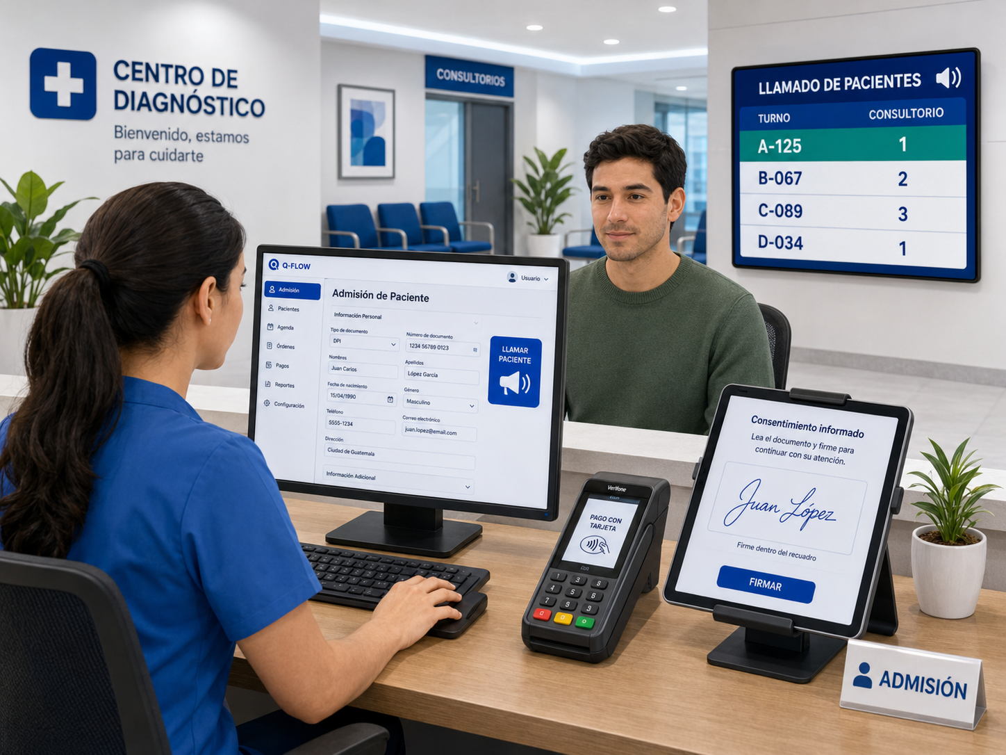 Mostrador de admisión de un centro de diagnóstico: la operadora trabaja en la pantalla de admisión mientras el paciente espera frente al mostrador; sobre la mesa hay un terminal de pago aprobado y una tableta de firma.