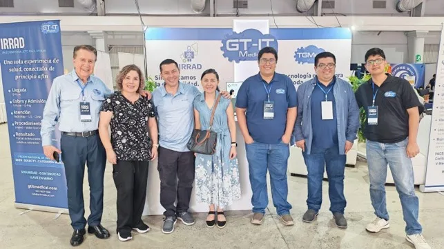 Clientes y equipo de GT-IT Medical compartiendo en nuestro stand.